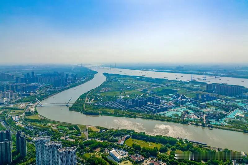 南京楼市的这个抄底时刻真难以把握。
南京楼市1月到4月里面，南京楼市的各个板块房