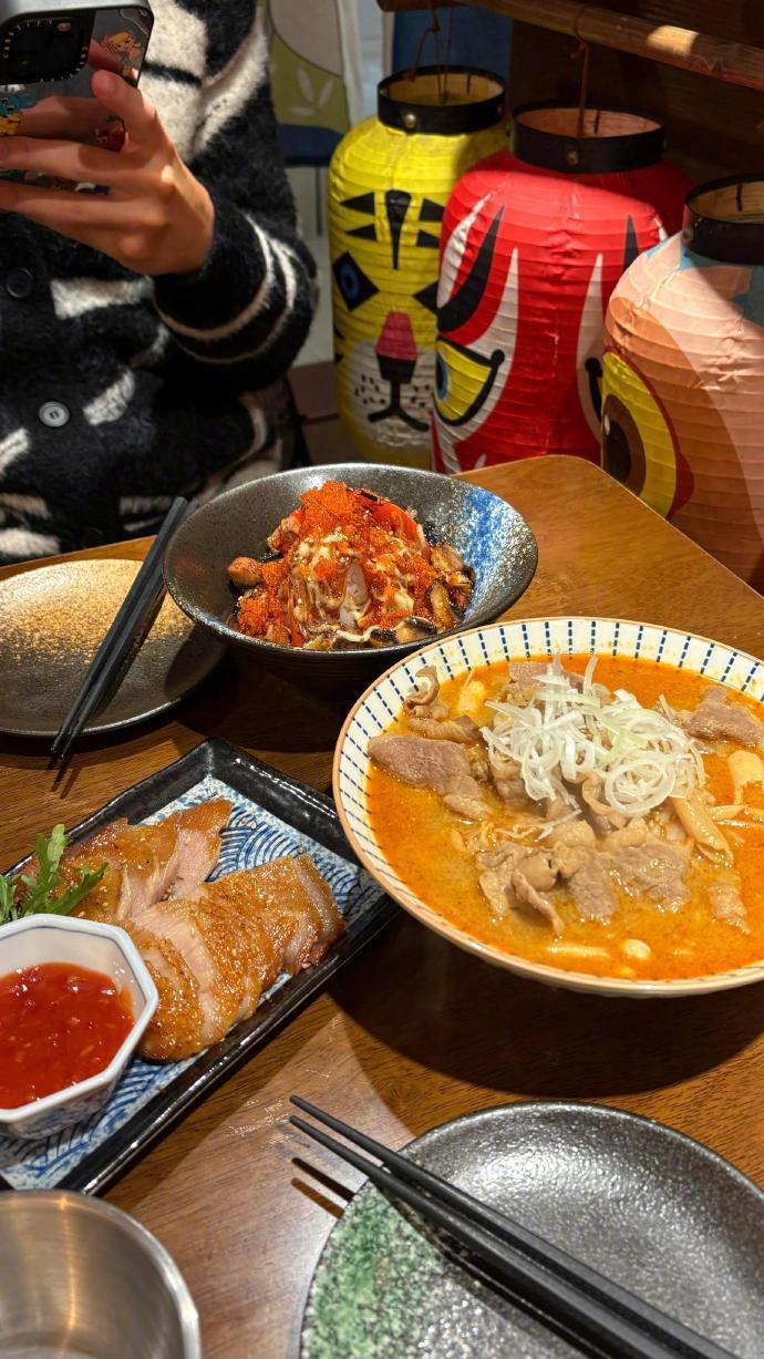 “生活，有人扔来鲜花，有人扔来泥巴。我不炫耀鲜花，也不在意泥巴，而是用泥巴种下鲜