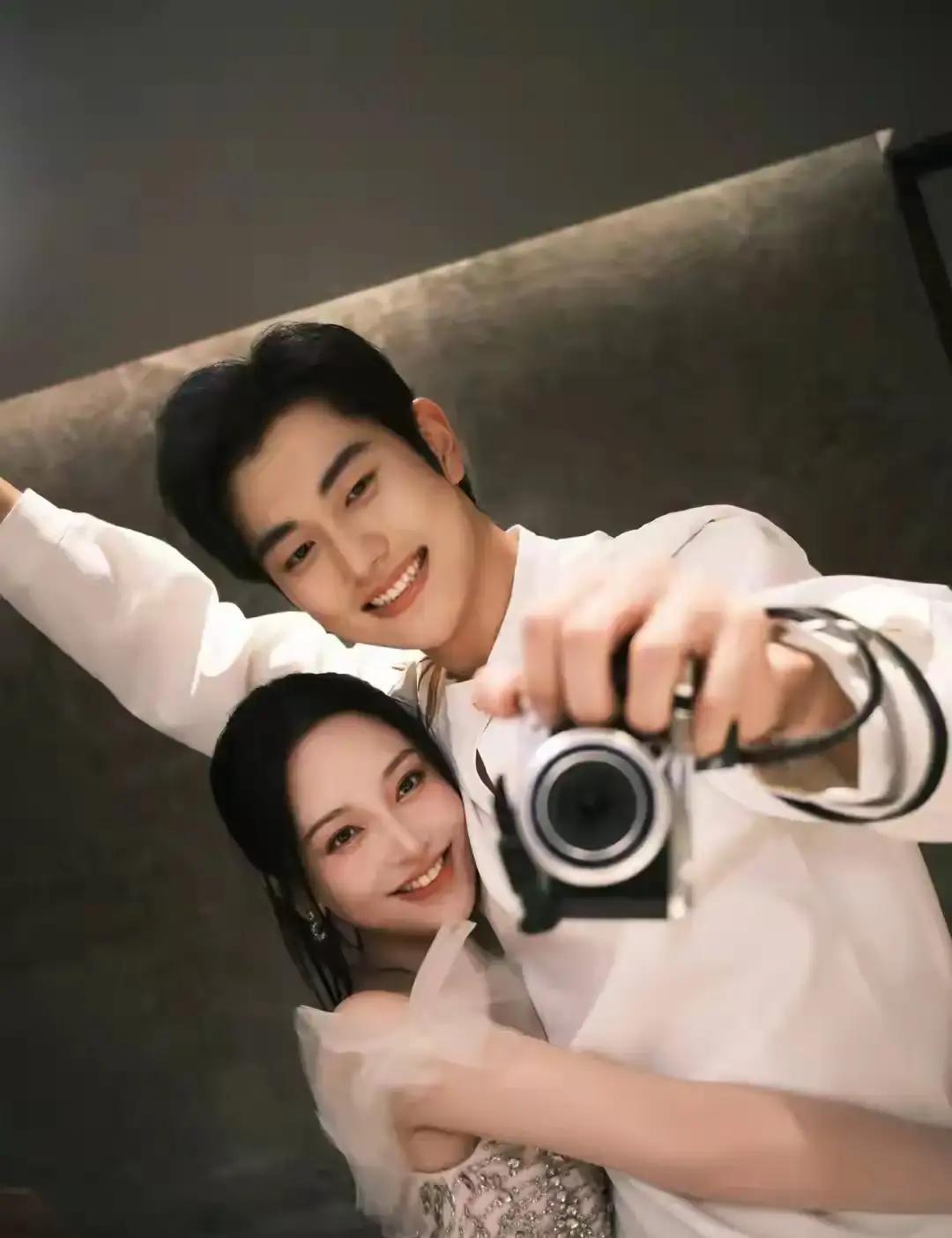 别再说他们走不长了。全网看衰的这对，刚刚用三年时间，锁死了。
 
当年，42岁的