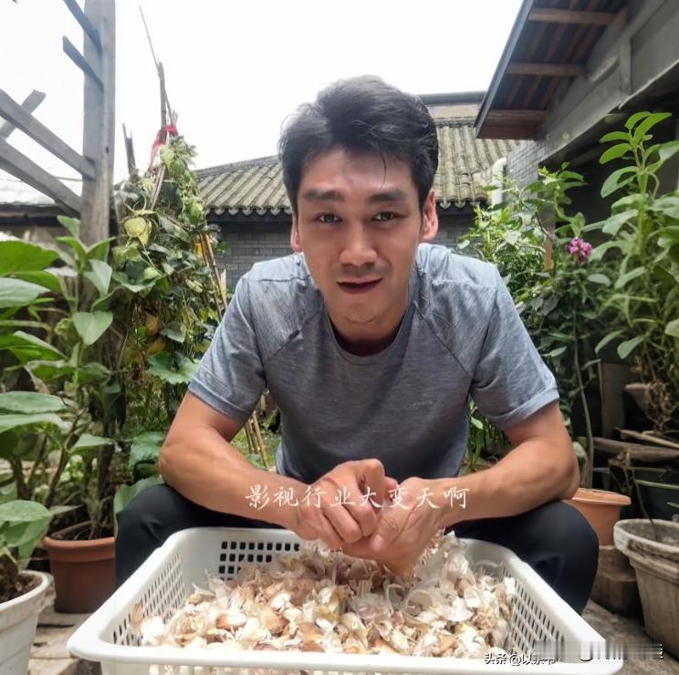 男演员无戏可拍回四川卖菜，被AI抢饭碗，还被亲妈催婚

谁能想到，两年前还在成都