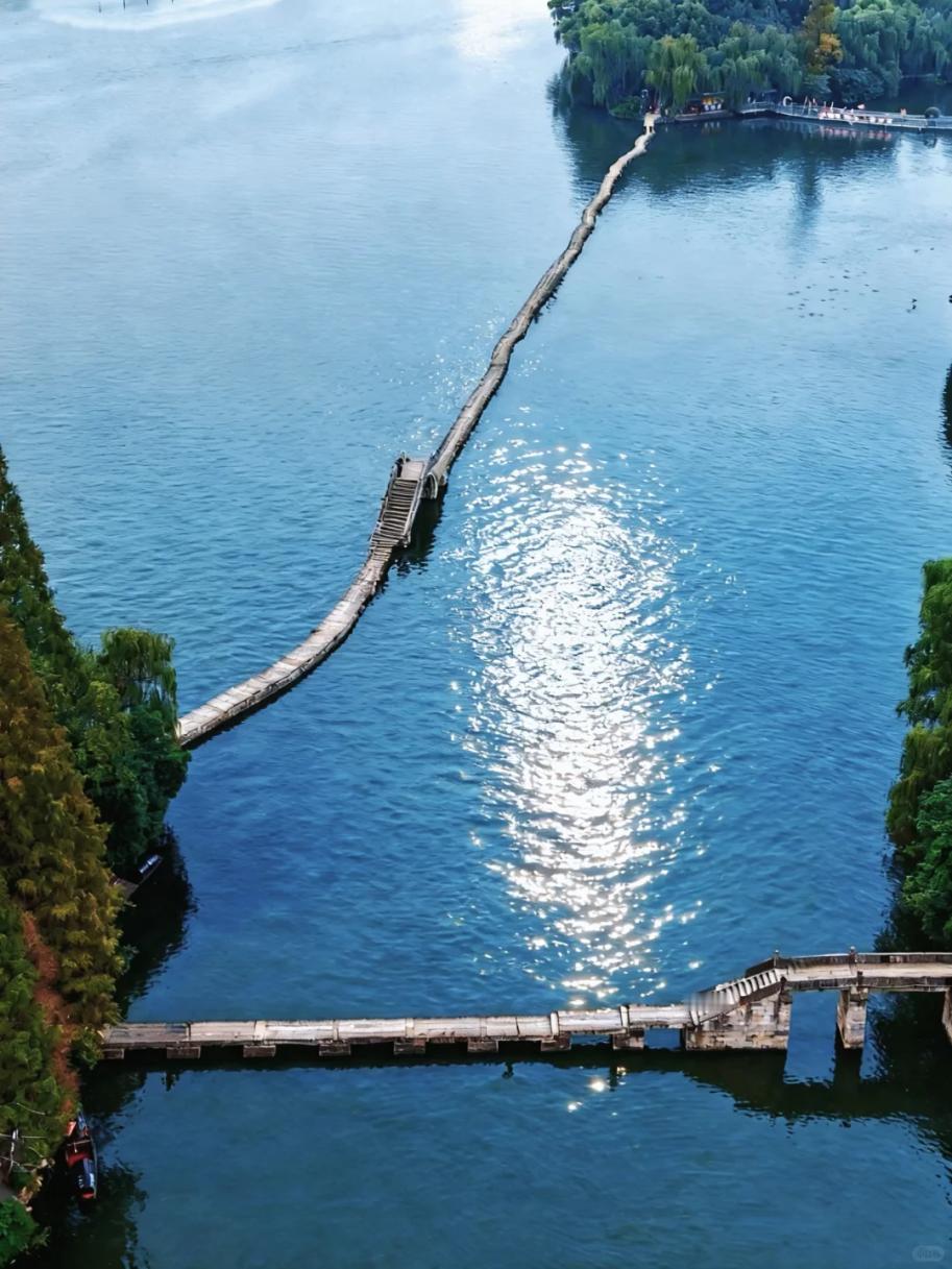 【生活总是在你不经意间出现难题，又在拐角处给你一些惊喜，别沮丧，未来还很长】
 