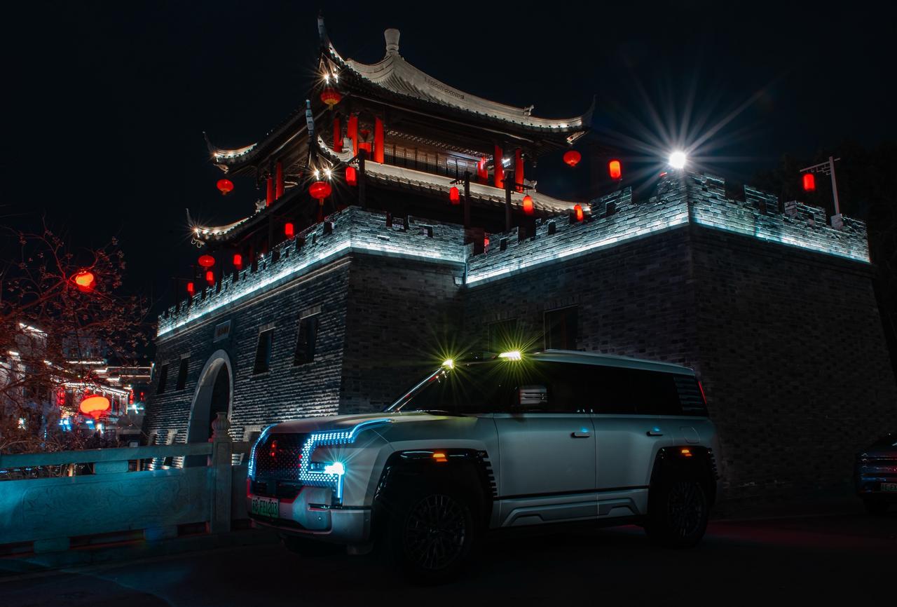 羊肉店的烟火气暂歇，换一种视角记录无锡。手握相机，身旁是爱车，眼前是新年的夜，这