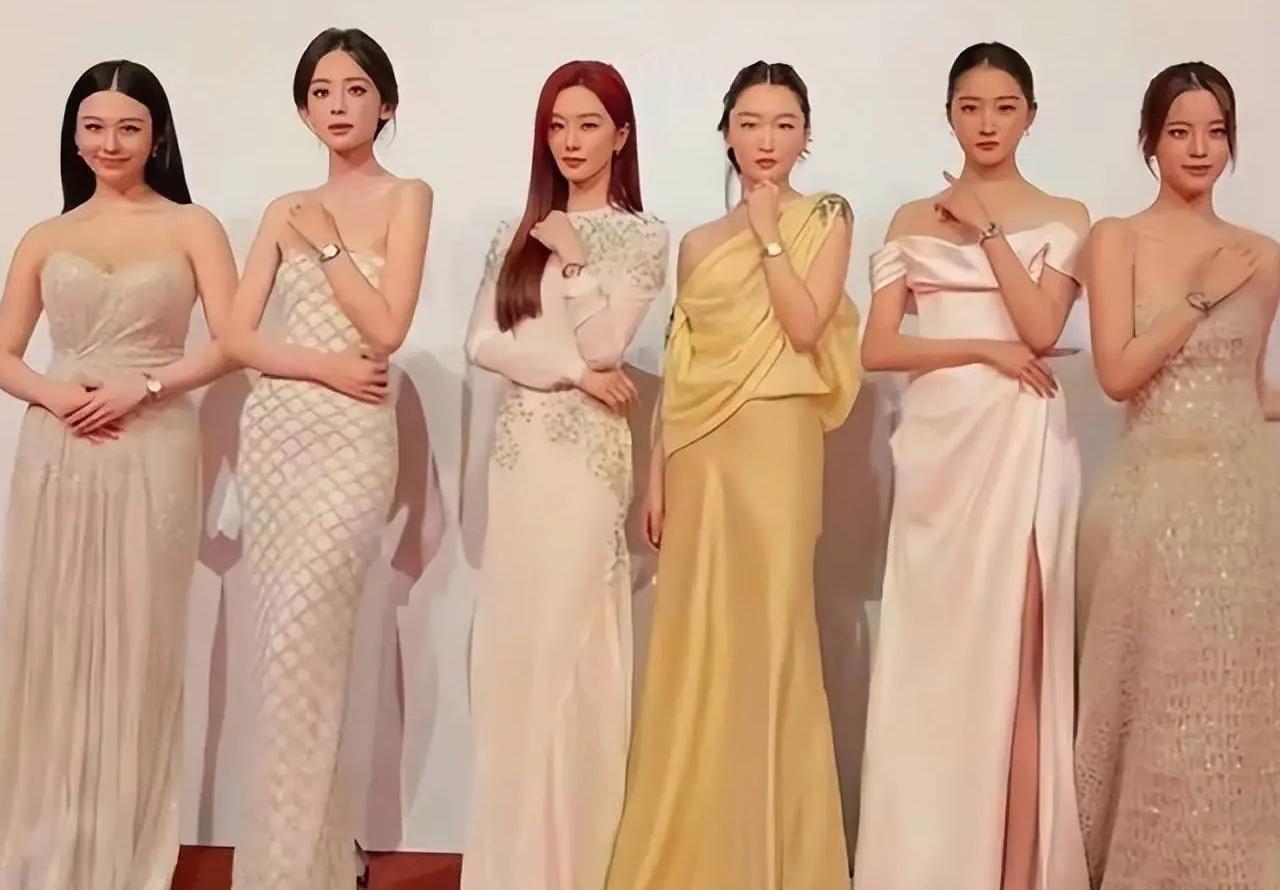 成都来了很多女明星，是场颜值盛宴，大家打扮得都很养眼。

关晓彤这次造型不错，穿