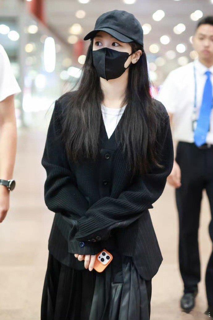 #杨紫allblack机场路透##杨紫酷飒全黑造型# 杨紫素颜出发巴黎时装周，是