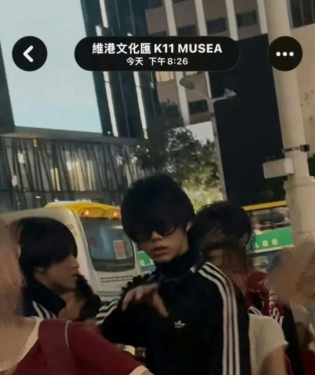 左奇函陈奕恒香港路透网友在香港偶遇了左奇函 陈奕恒，我奇恒了，爱你说不出口了，路