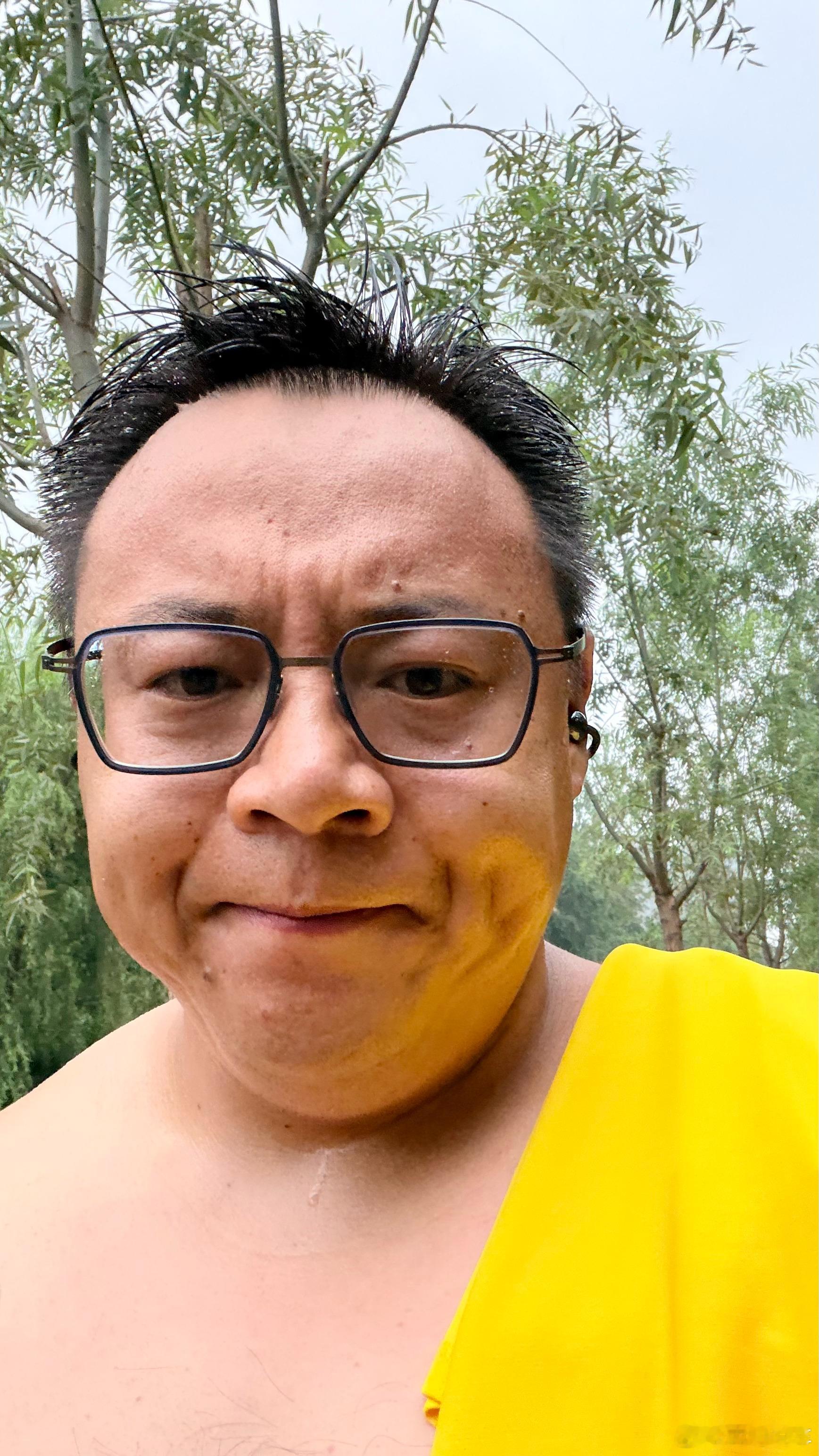 跑个步还下雨了那就不能怪我光膀子跑了 