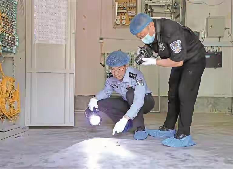 让痕迹“开口说话”——记“全国特级优秀人民警察”、洛南县刑事技术民警樊有宏

然