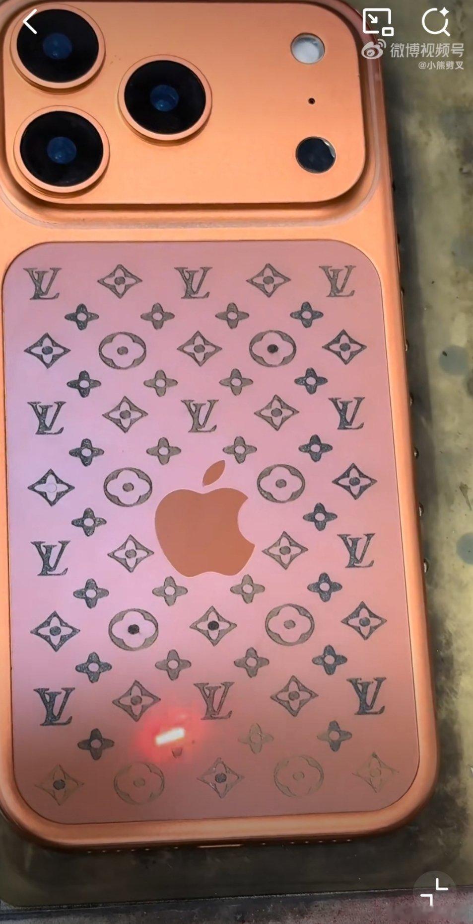 给iPhone17Pro纹了个身我觉得还不如戴个手机壳来的实在，这印上去了还不能