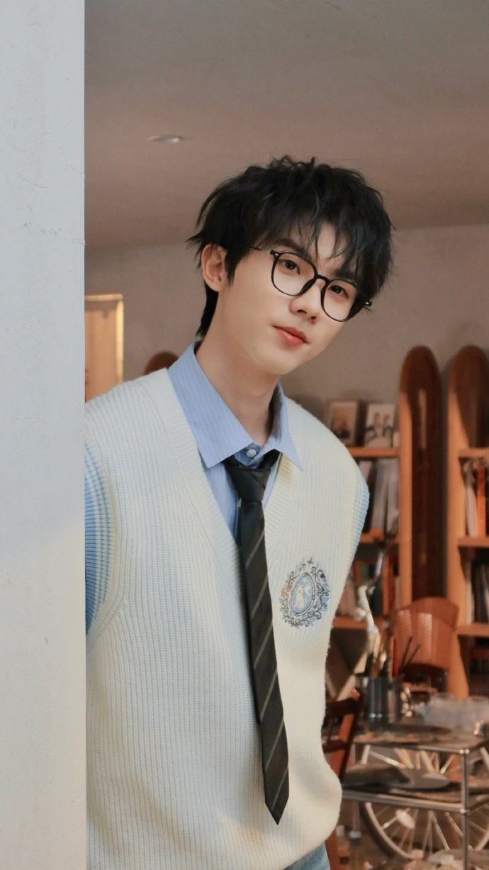 马嘉祺黑框眼镜温柔学长 马嘉祺小卷毛学院风 马嘉祺黑框眼镜温柔学长，谁来懂一下这