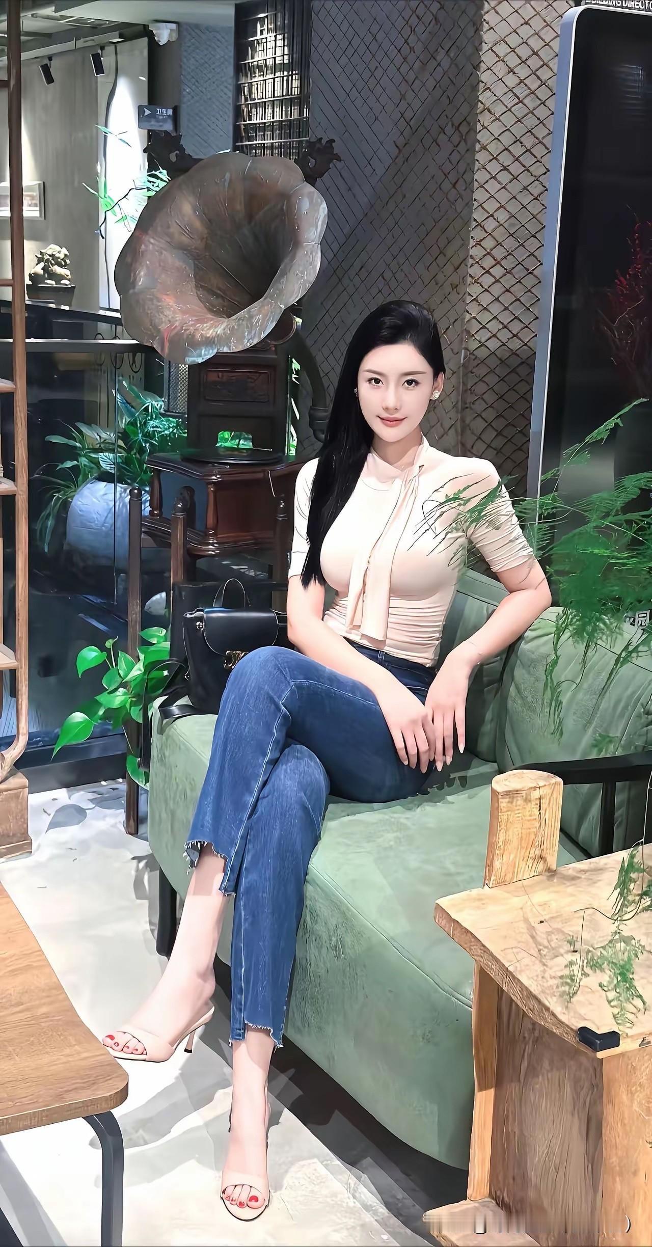 氛围感日常通勤穿搭，简约大方很耐看。