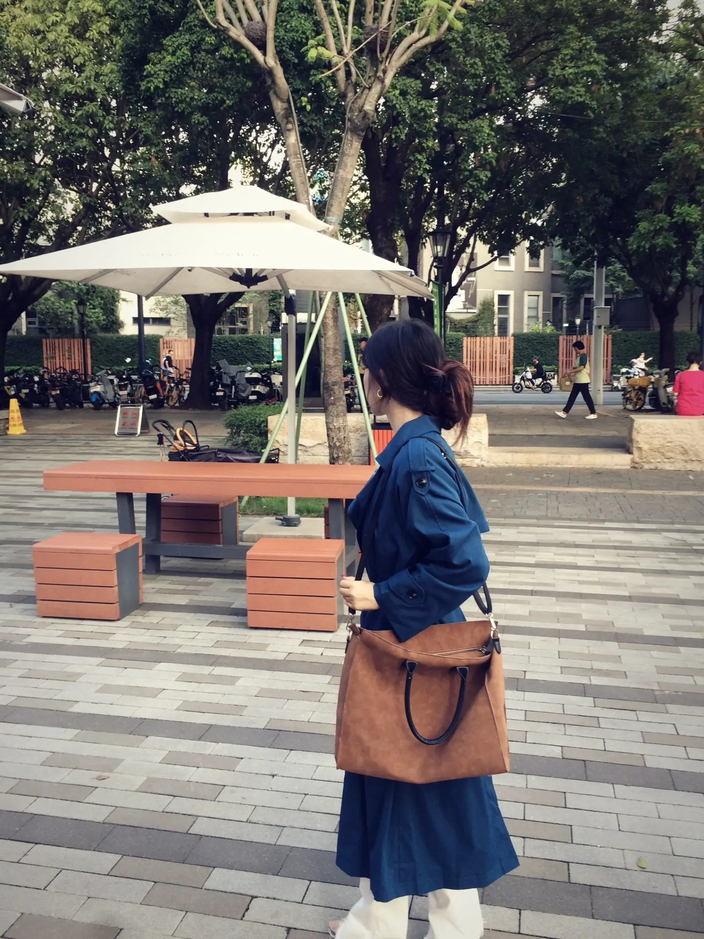 总以为时间很慢 下一个冬天也要来了。