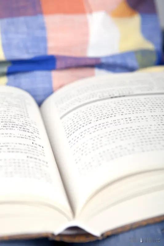 书，静默了。
人心，浮躁了。
厌倦读书，叹息深长。

但请别合上眼。
轻抚一本书