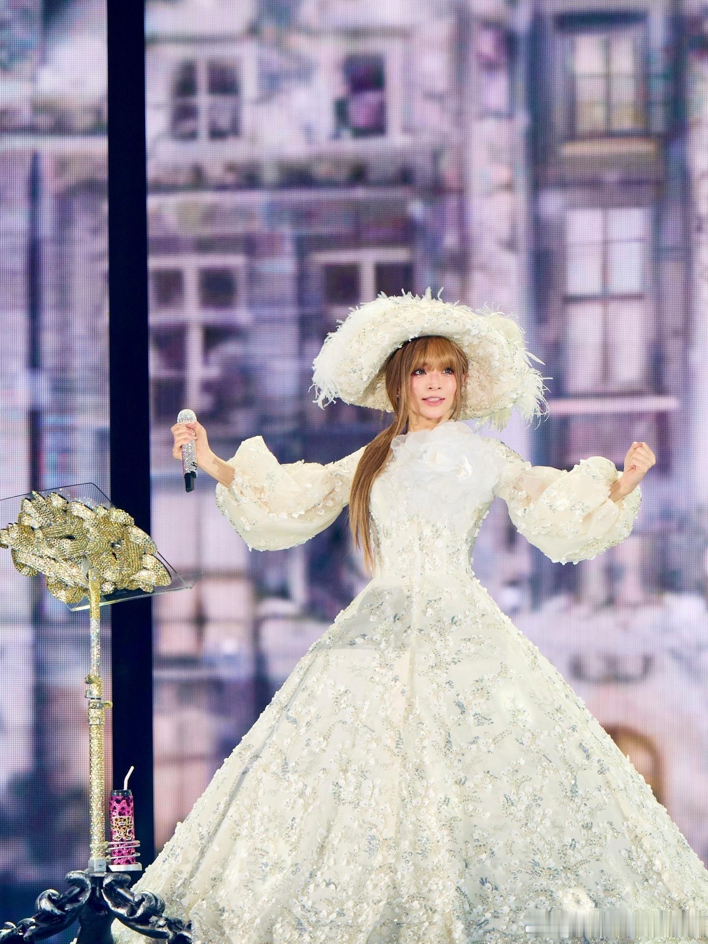 这套造型直接美到心巴上 