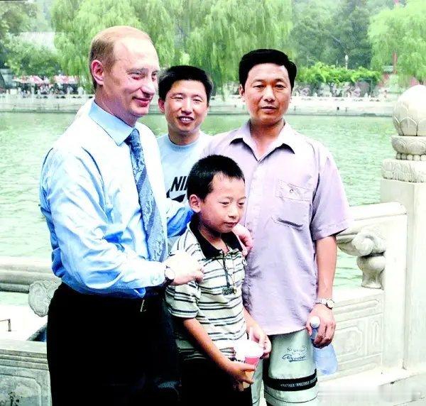 重磅消息26年前与普京合影的男孩将再见普京。 跨越26年再次同框，架起“友谊之桥