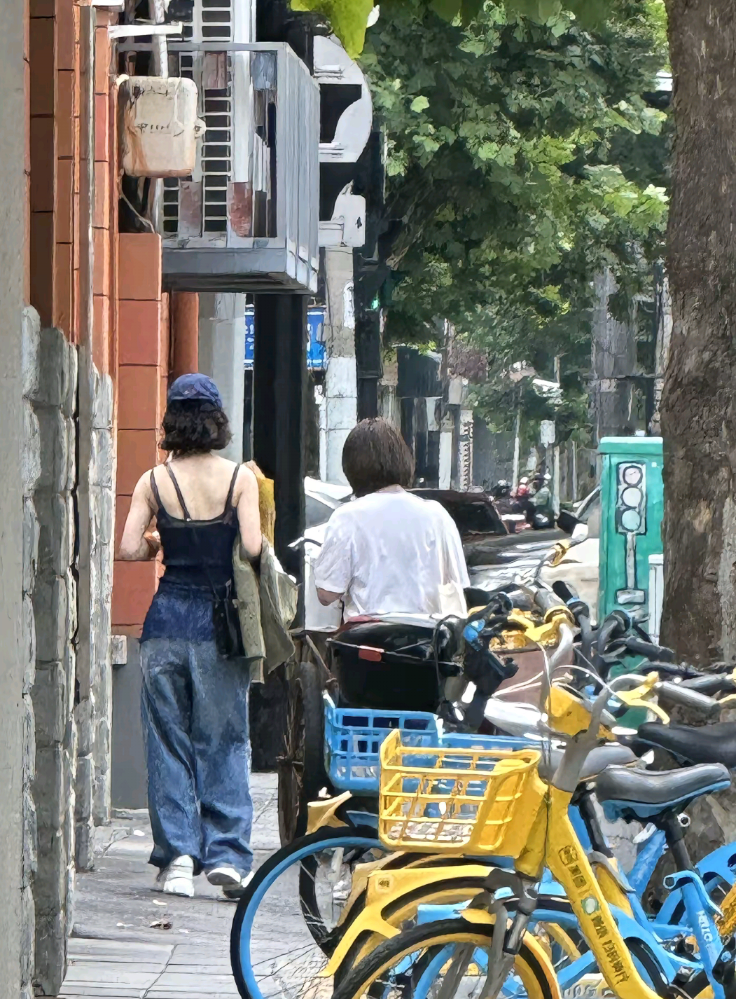又有人偶遇丽颖了 还面对面对视了羡慕啊啊啊而且看样子还弄了个小卷发好可爱 想看宝