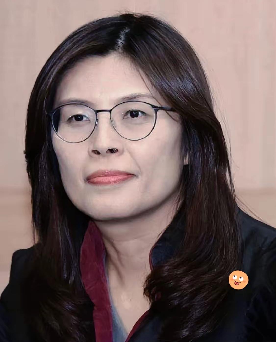 堂堂国民党主席郑丽文站在千百人聚集的宴席聚光灯下，突然指着自己大声宣告：“我父亲