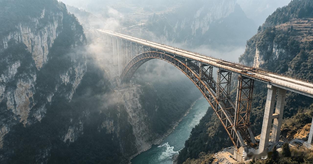 震撼山城！峡谷腾空架起超级大桥，多项纪录刷新外界认知
 
藏在武隆深山峡谷之中，