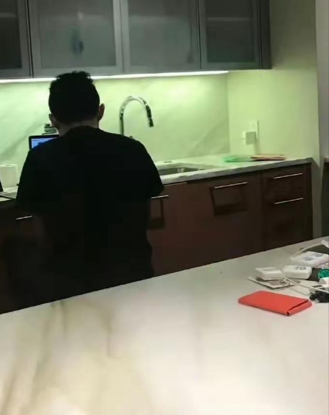 大家看看孙宇晨创业初期，在厨房工作的这个画面，背后的台面上是不是有很多充电宝。