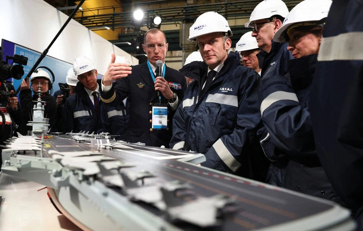 昨晚展出的法国下一代“自由法国”号(R92)核动力航母模型，根据舰载机的摆放位置