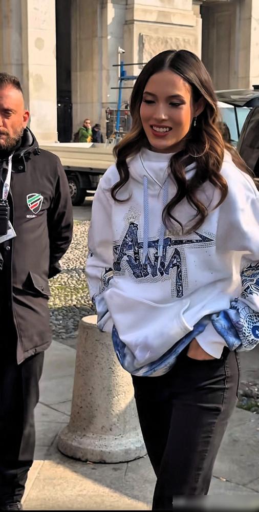 刚拿完金牌，扭头就穿着安踏在米兰街头溜达。 
 
你以为她在带货？错了，她这是在