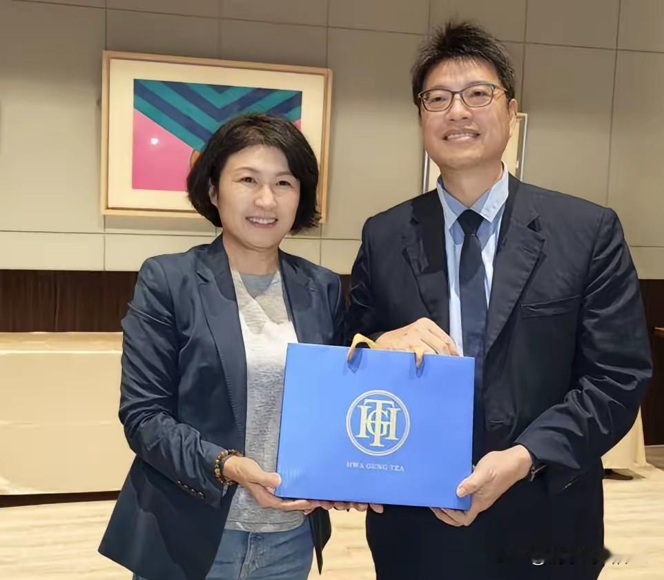 相聚一笑泯恩仇？

台陆委会主委邱垂正跑到台东，专程向台东县长饶庆玲致歉，称饶县