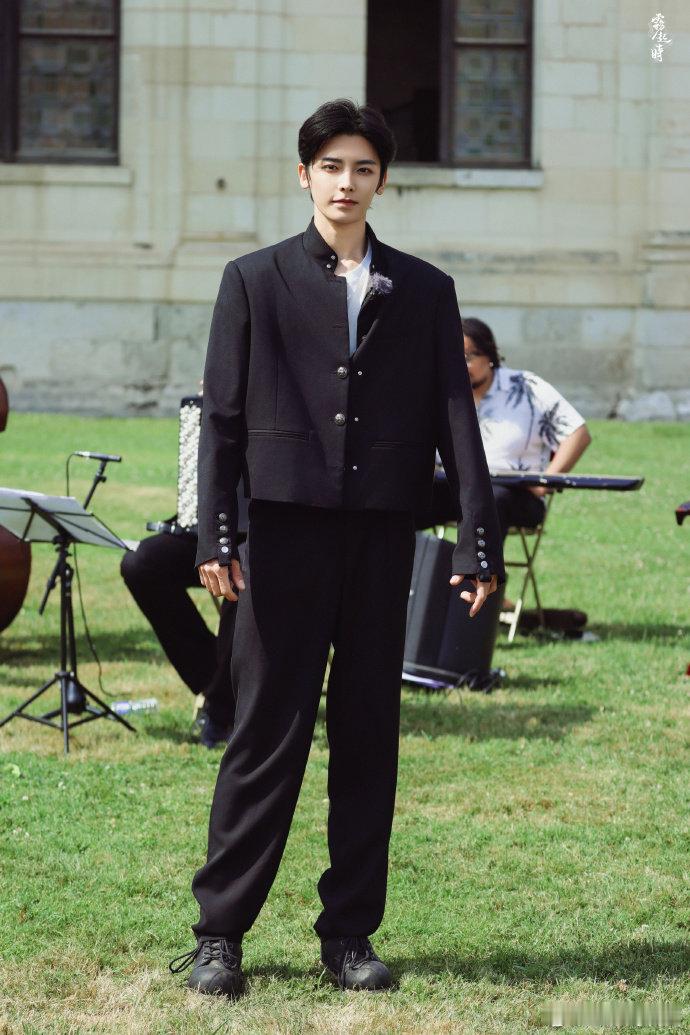 #侯明昊被陈好叫哥哥# 侯明昊，当那声 “哥哥” 响起，你的世界仿佛瞬间被点亮。