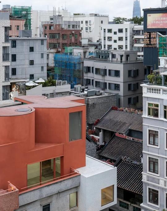 老城更新大拆大建？保留+叠加留住城市记忆
设计的核心是一个大胆的插入：在五栋楼的