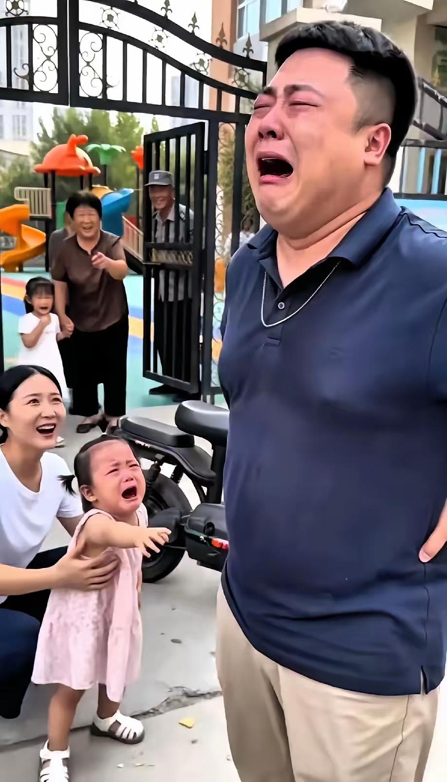幼儿园开学一幕看哭众人：硬汉爸爸送娃入园，哭得比孩子还凶
 
一位爸爸送女儿第一