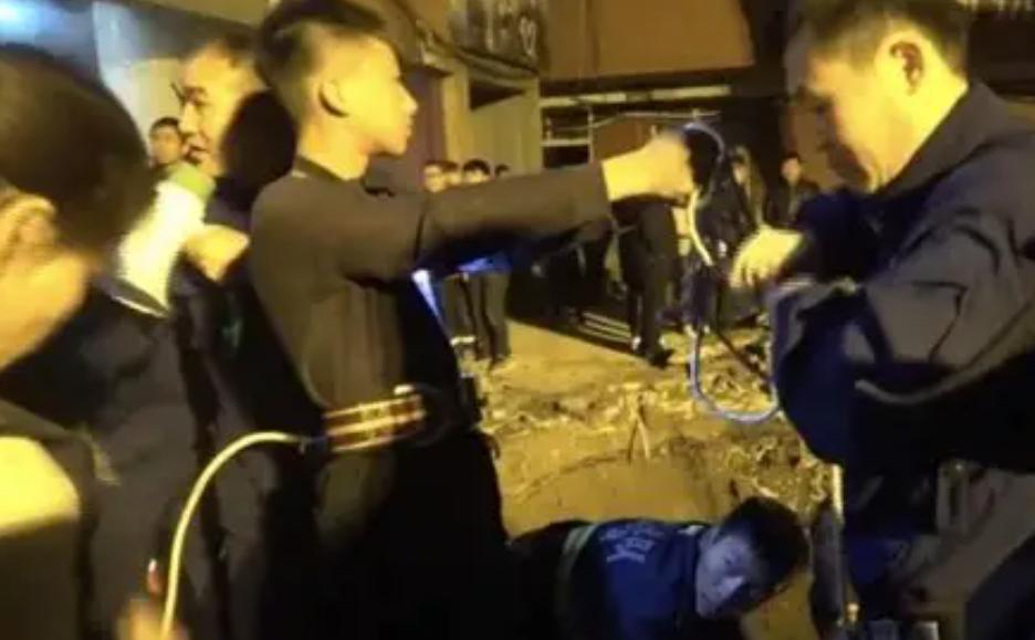 2019年，河南3岁女孩掉入20米枯井，父亲下跪向众人求救，谁知所有人摇头表示没