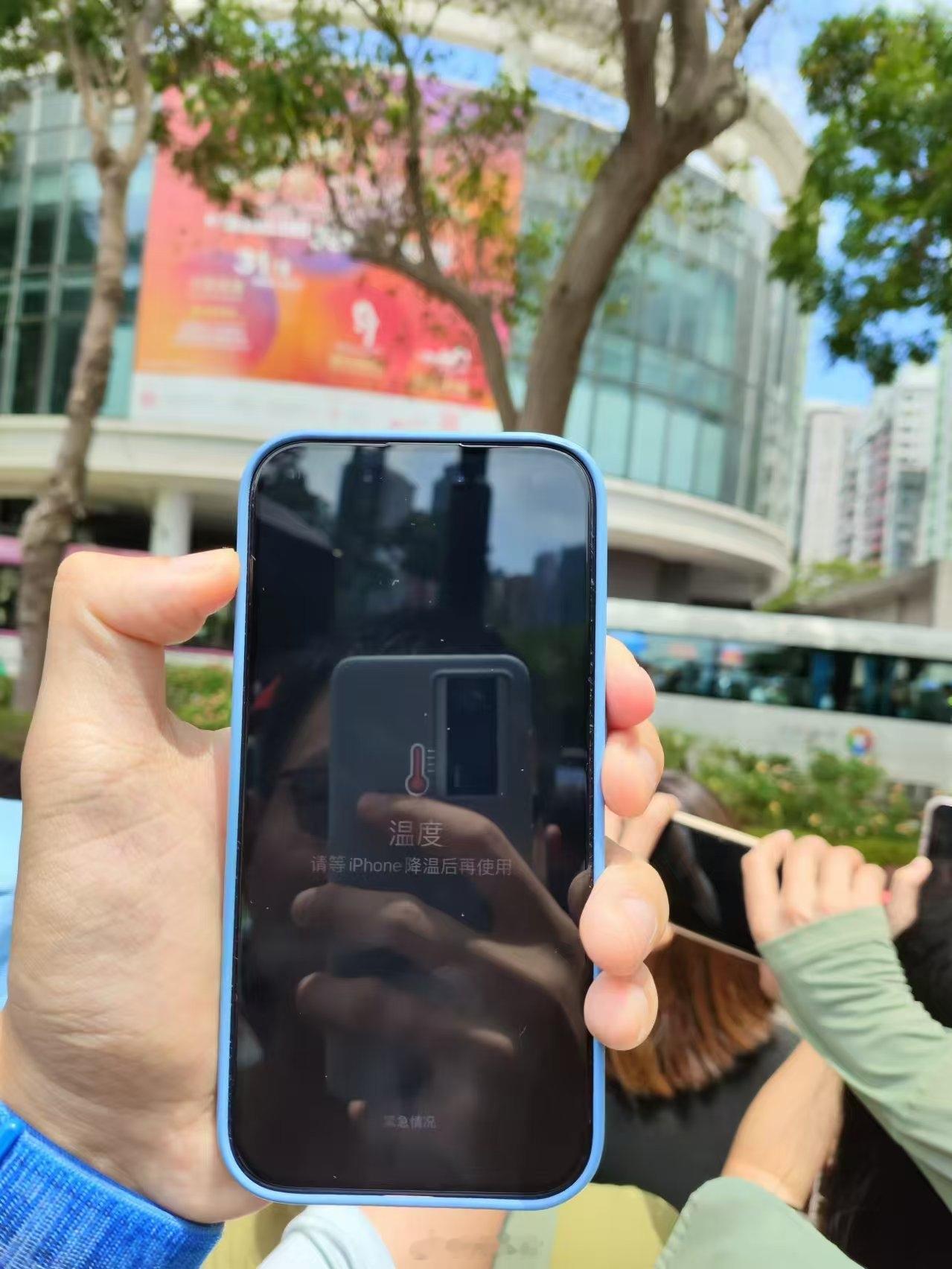 这天气热的 手机已经提前罢工了 ​​​