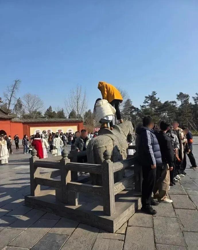 对于这种行为，强烈建议：1 将涉事游客列入景区“黑名单”2 公开其正面照和个人信