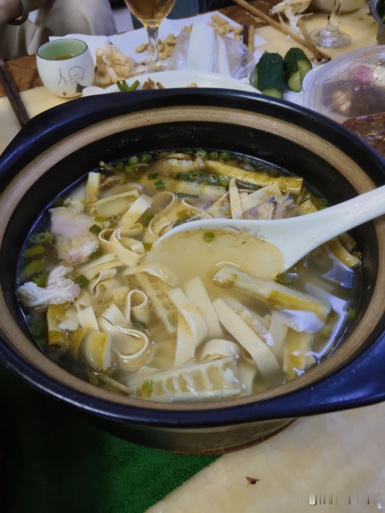 母亲节，朋友孩子买了一些龙虾，找饭店加工，加工费50，朋友说，加工费太贵了，都能