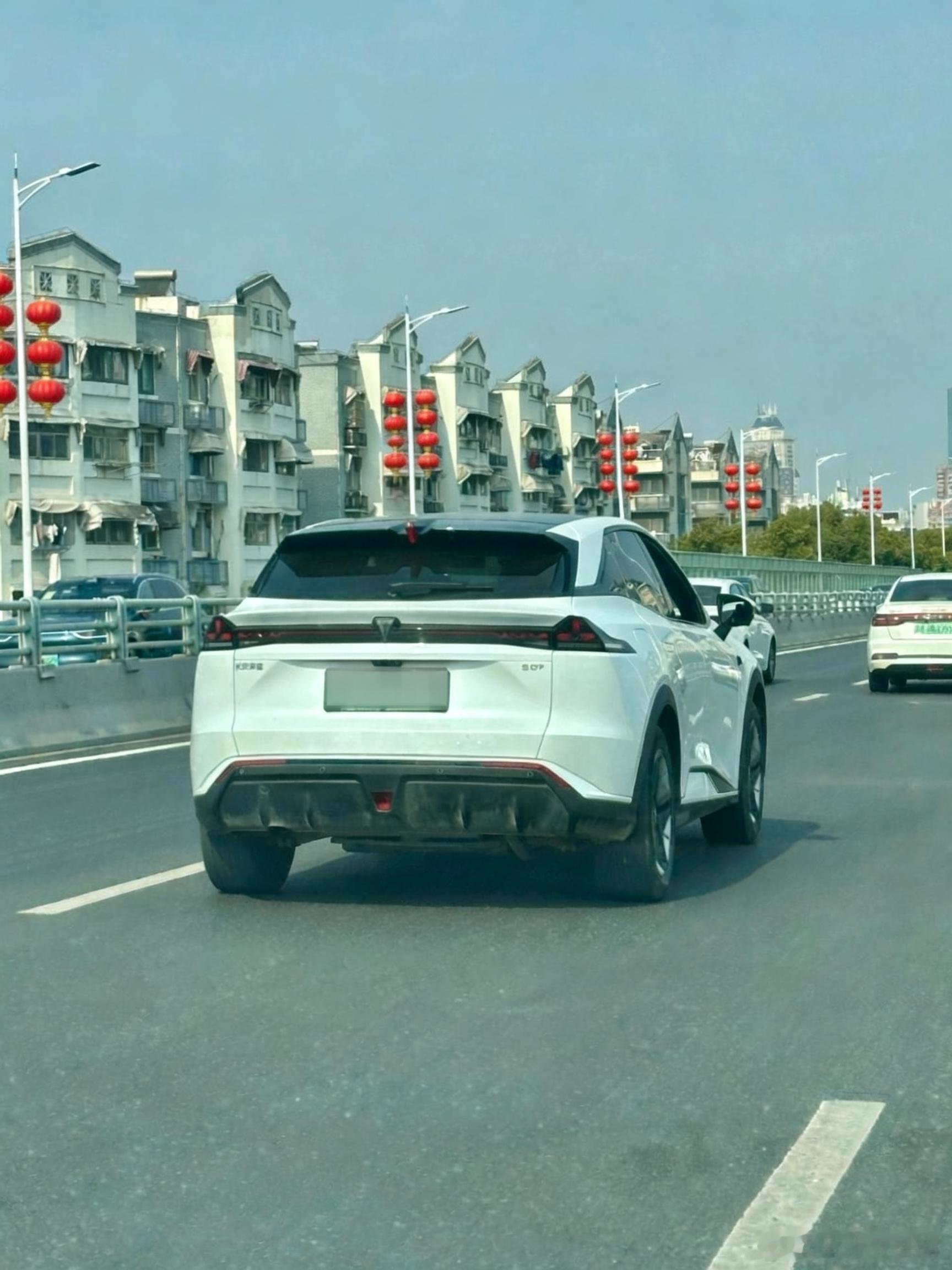 新年伊始，路上看到一辆S07，突然想起我与深蓝的缘分，始于2022年它的第一款车