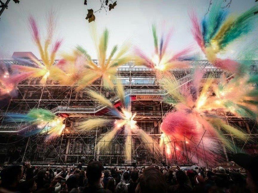 蔡国强老师《最后的狂欢》，他作品白日彩色烟花秀，一定有污染，但艺术也都有代价。蓬