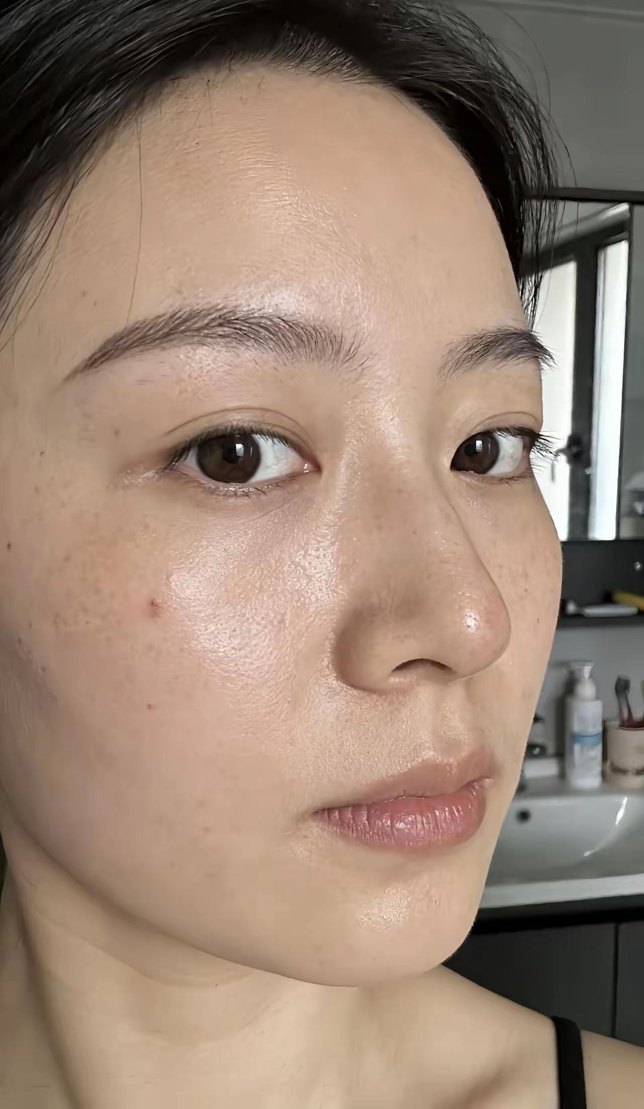 说实话，42岁，无美颜，无滤镜，这个样子，老吗？丑吗？