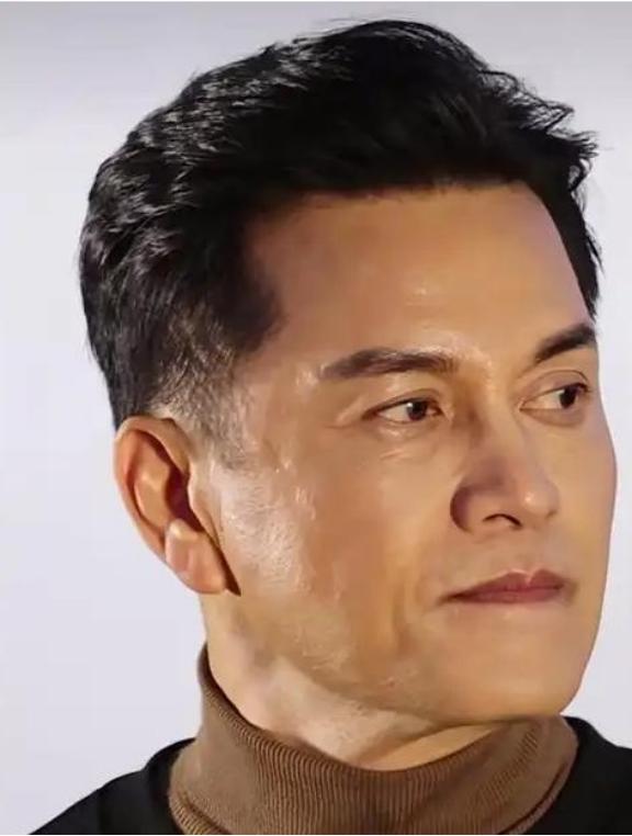 1996年，吕良伟正准备迎娶邝美云，本以为得先和周海媚办个离婚。谁知他去办手续时