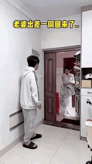【温馨一幕差点变尴尬！儿媳忘情拥抱丈夫遇婆婆在场】
下班归家的李女士（化名）难掩