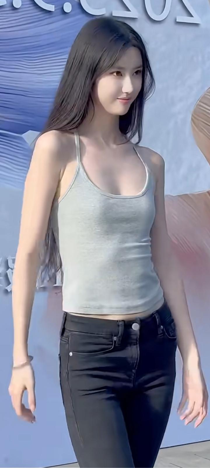 是忍不住的惦记，
藏不住的温柔，
和跨越山海也要见你的冲动。