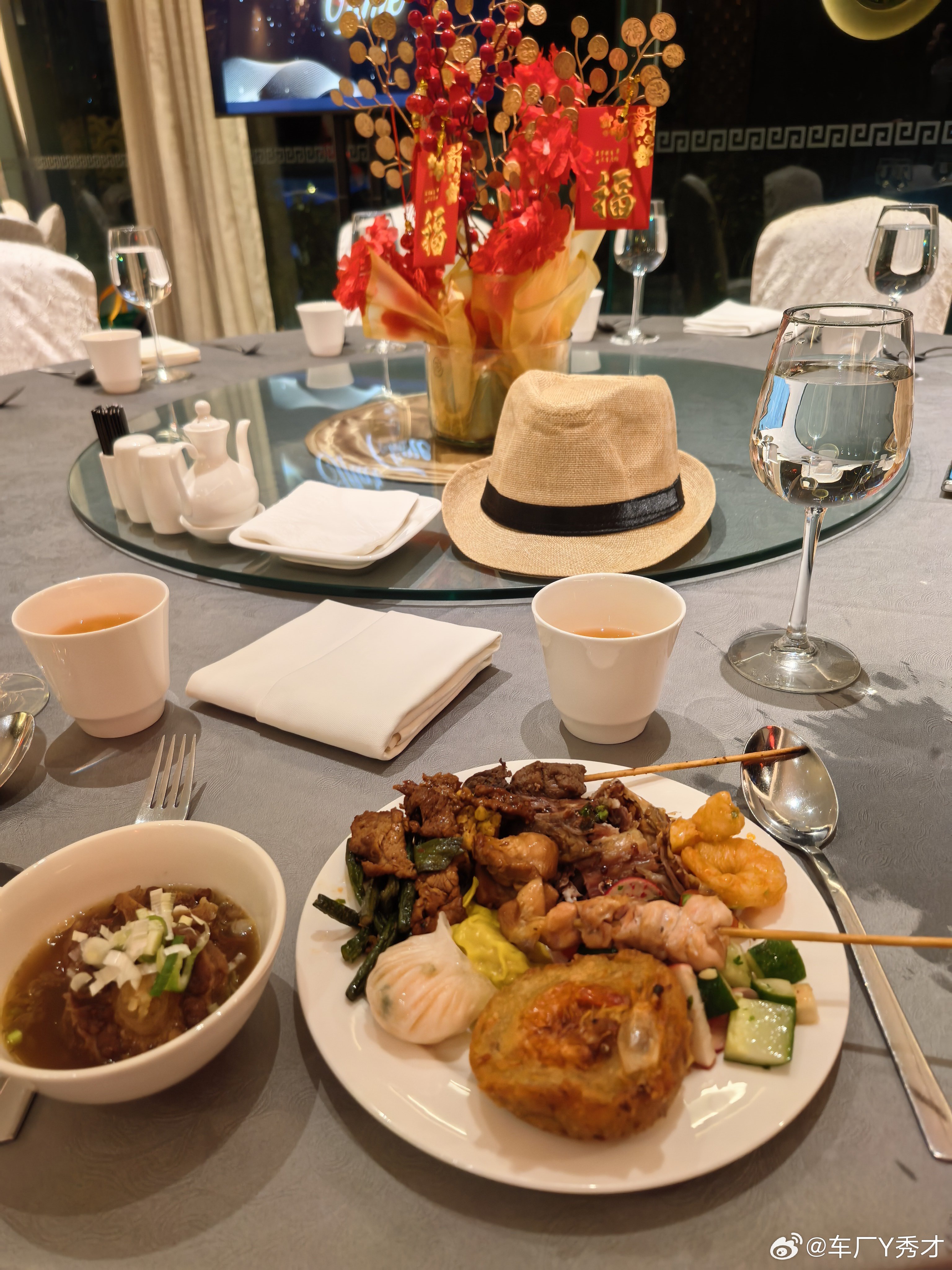 又过一个lebaran，去年在巴基斯坦，今年在印尼。本地同事个个穿着晚礼服，很重