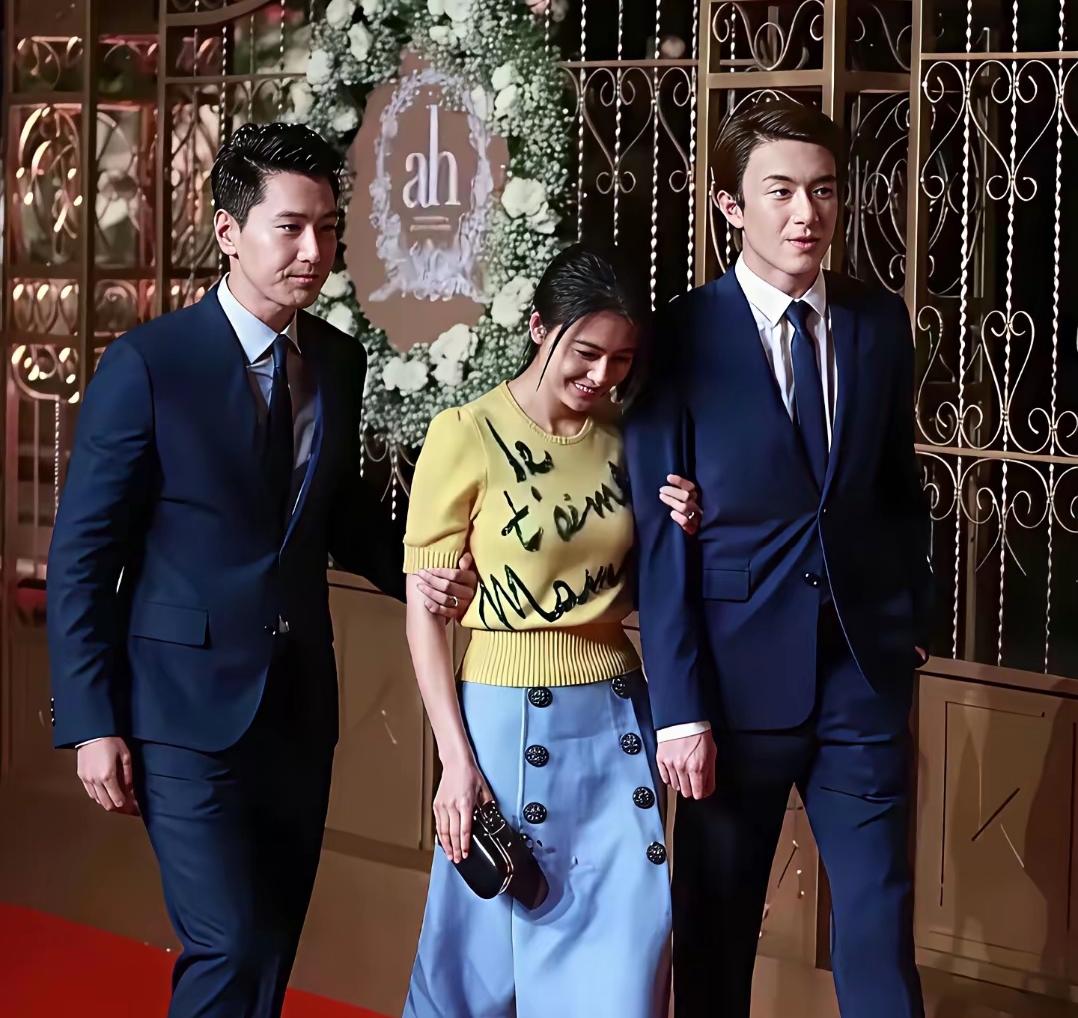 这照片看一次笑一次，为啥？
这张照片，来自于黄晓明和 angelababy 的婚