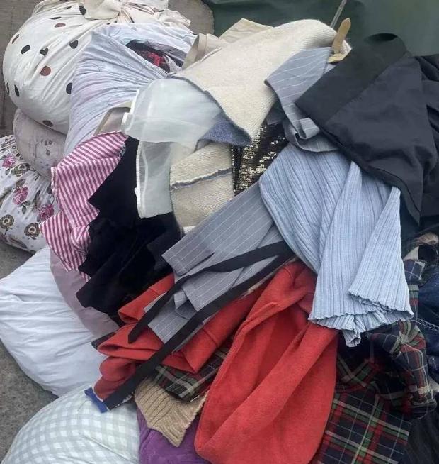 旧衣服别扔！一通电话多赚3倍

你敢信吗？我前两天在楼下听见一位奶奶聊天，直接给