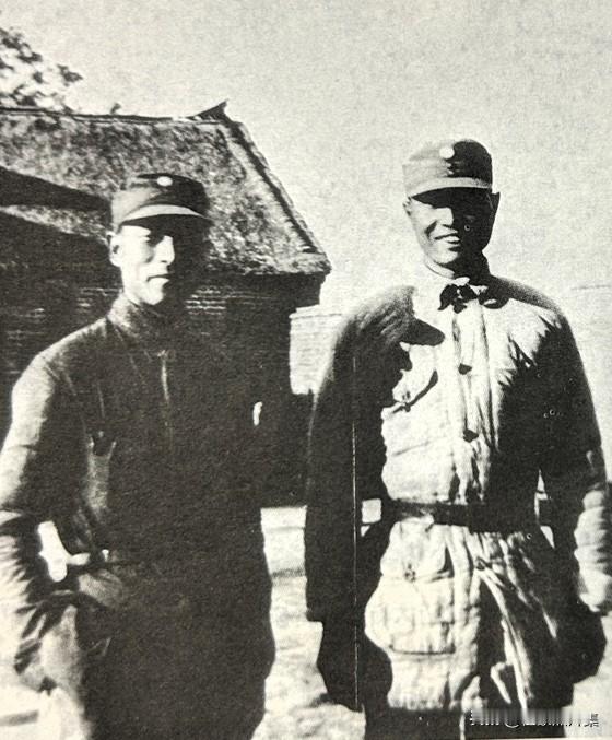 1941年秋，张爱萍和彭雪枫（左）的合影。长征中彭、张分别为红三军团十三团团长、