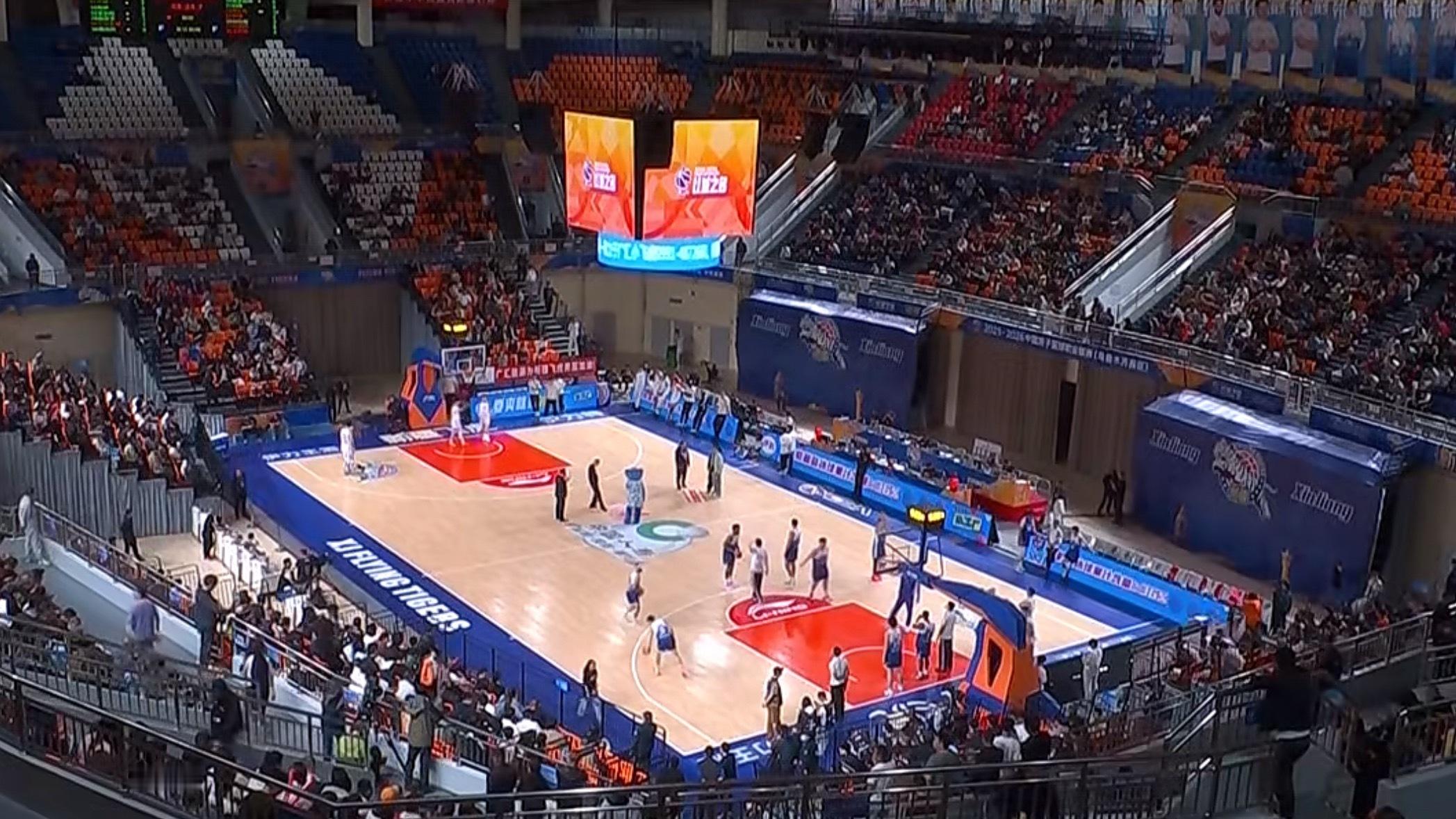 新疆队的主场体育馆不止一处地方出现漏水情况比赛已经中断超过10分钟了上海队的大部