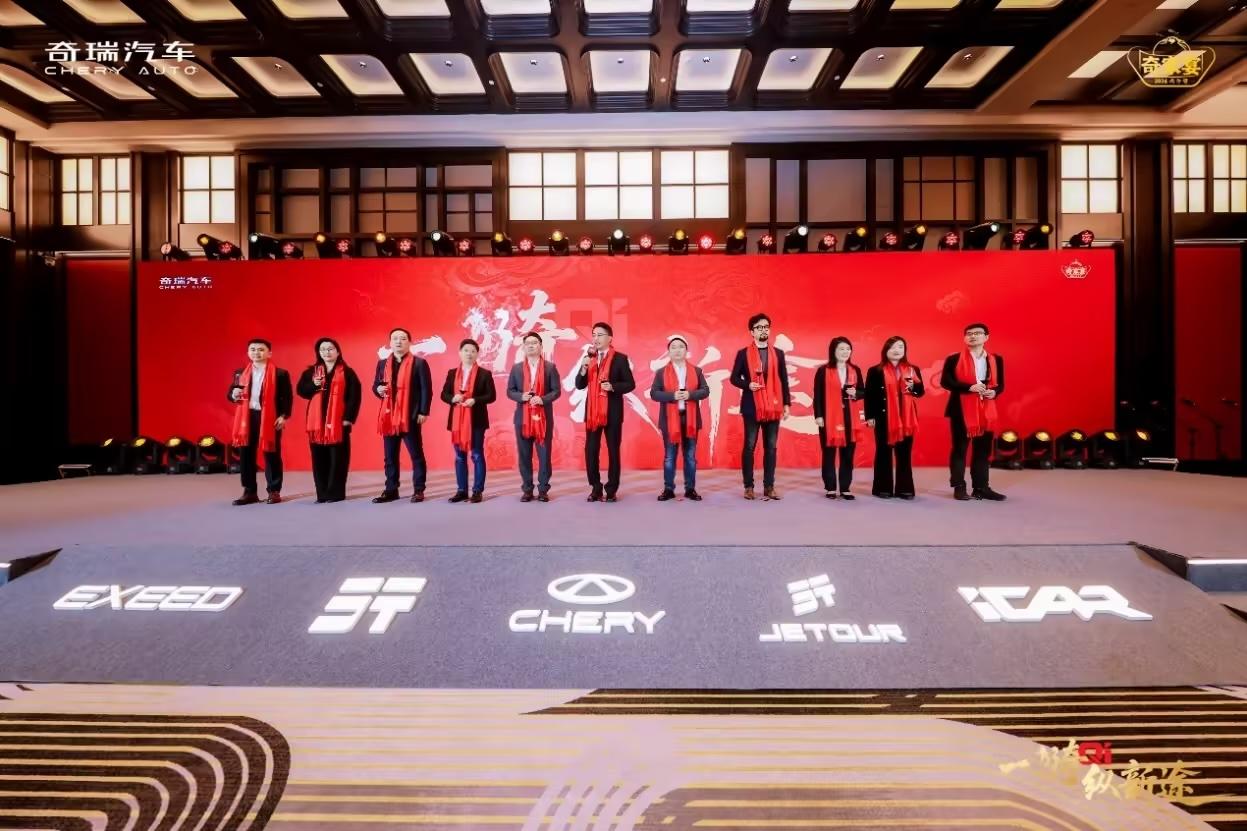 在昨晚的“一骑纵新途” 2026 奇家宴上，奇瑞官宣年度销量目标 320 万辆，