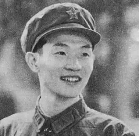 1979年，对越自卫反击战中，何学高被两名高大越军合力控制住，眼看挣脱不开，他拉