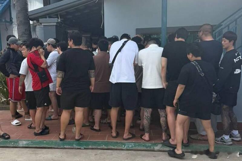 【柬埔寨再破1电信诈骗据点 57名诈骗犯落网含32名台湾人】海外新鲜事 自今年6