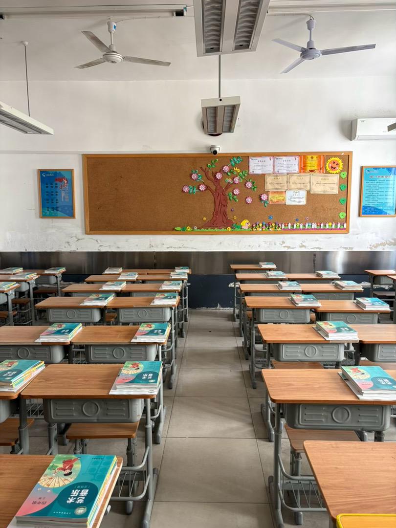 有家长提议，每月凑六百元请保洁打扫教室。一位学生妈妈当即问了一句：“再请俩保姆咋