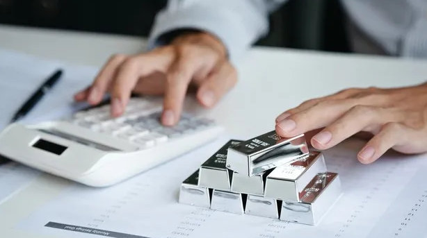 【现货白银涨5.45%】COMEX白银期货涨7.9%，报76.455美元/盎司。