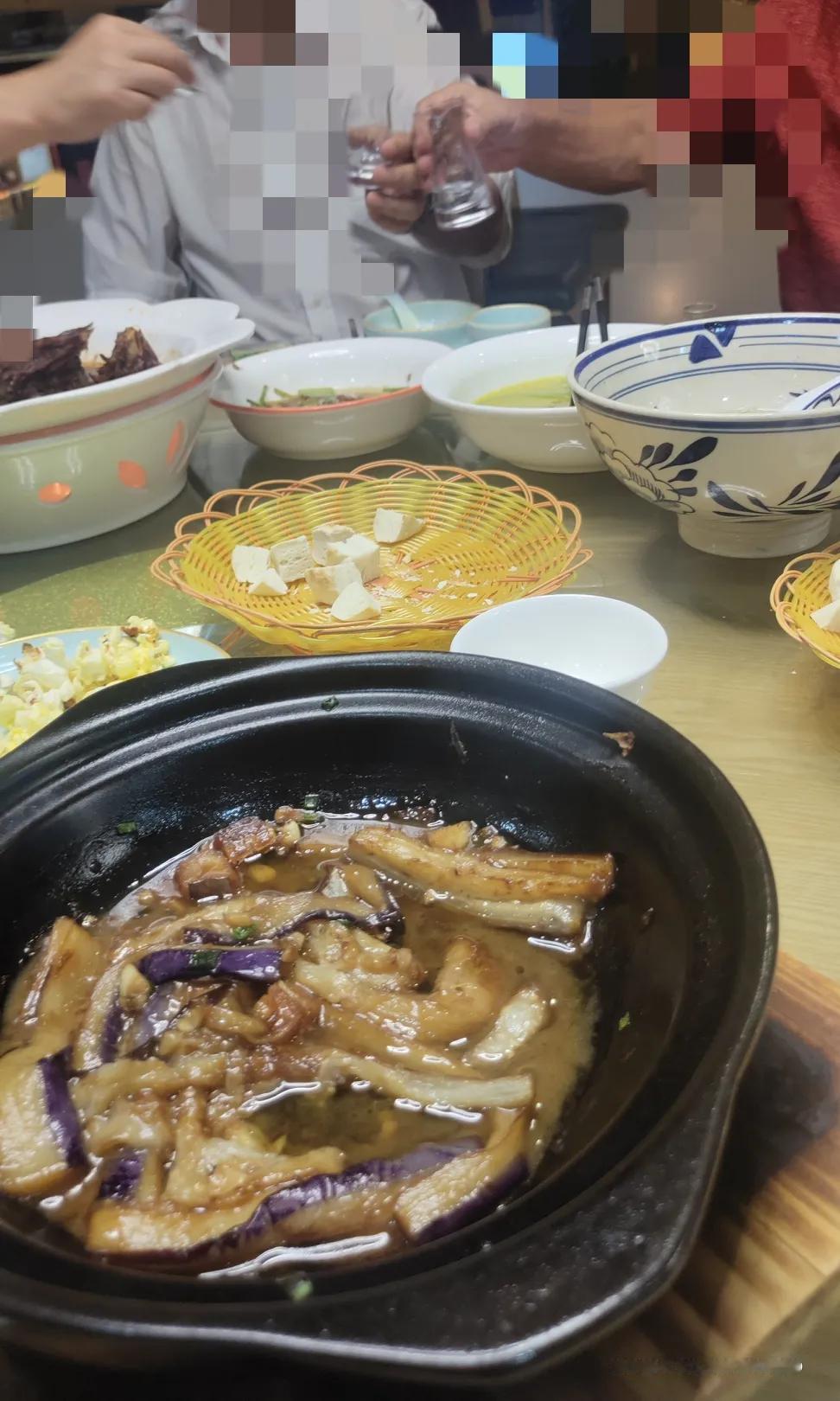#秋日生活打卡季#男人喝酒吹牛真厉害，而且时间又长，从晚上六点多开始到现在八点多