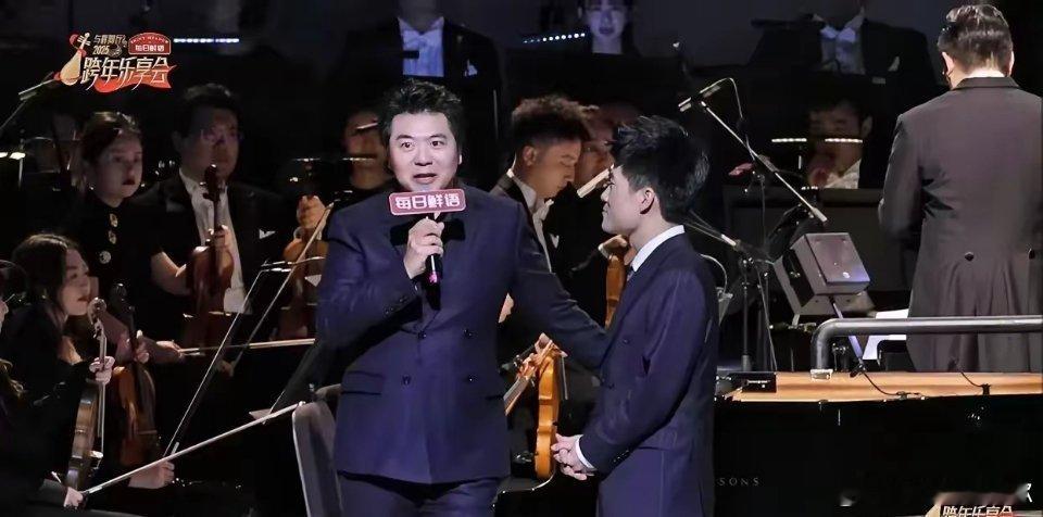 朗朗说感谢他的好朋友董宇辉给了他这个舞台这是他2025年的第一场音乐会确实，这才